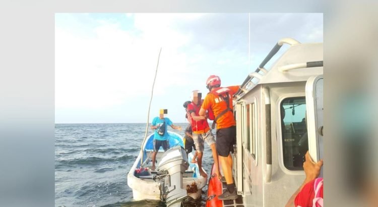 Marina rescata 8 pescadores en Campeche
