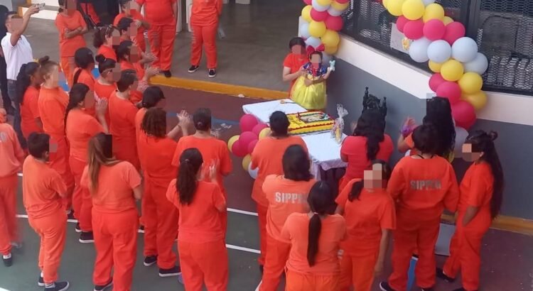 Secretaría de Seguridad y Paz festeja segundo cumpleaños a niña que vive con su madre en centro penitenciario de Guanajuato