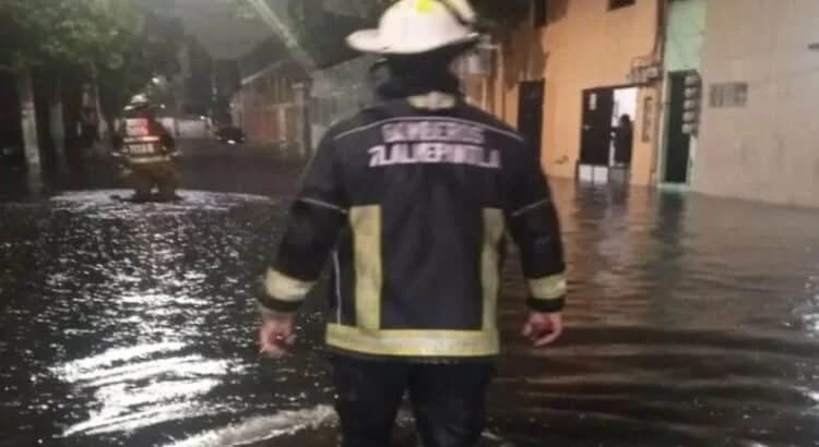Autoridades atienden emergencia por inundaciones y caída de árboles en Tlalnepantla