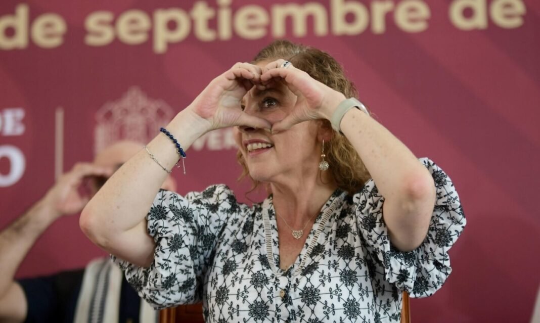 Beatriz Gutiérrez Müller felicitó a la presidenta Claudia Sheinbaum por su cumpleaños con un mensaje que rápidamente se volvió viral. Aunque comenzó con buenos deseos, una frase encendió la polémica: “que la inteligencia, que no le sobra…”. Lo que debía ser una cortesía, fue interpretado por muchos como un comentario irónico o incluso un dardo disfrazado. El gesto, elegante pero filoso, volvió a poner a Gutiérrez Müller en el centro del debate político y mediático.