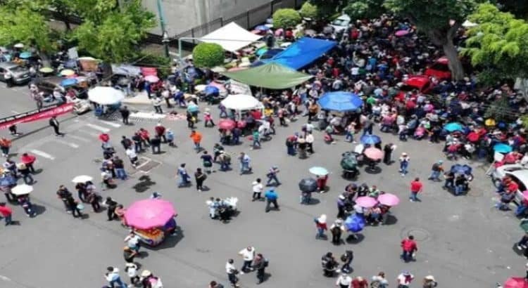 CNTE lanza piedras en Segob, seguridad arroja humo en CDMX