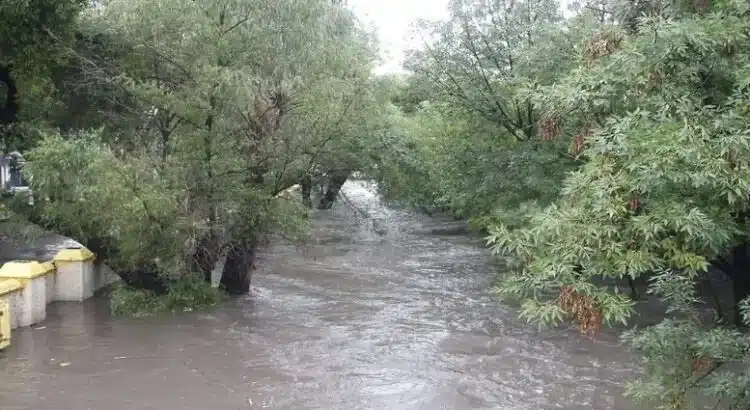 El incremento considerable en el nivel del río Querétaro alcanza el Centro Histórico