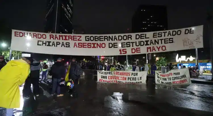 Normalistas de Chiapas bloquean Reforma e Insurgentes