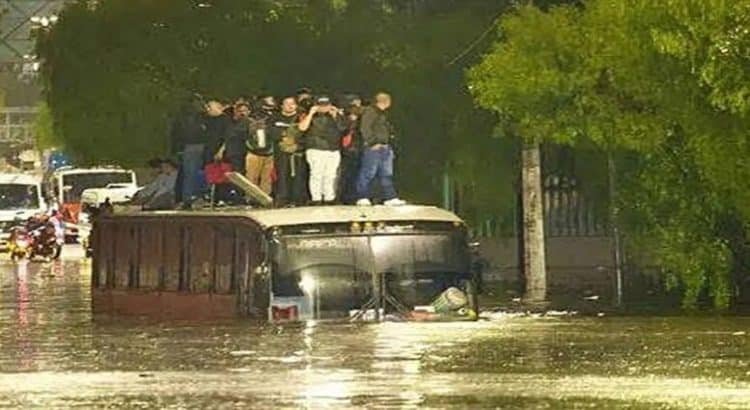Rescatan a 20 personas atrapadas en el techo de un camión