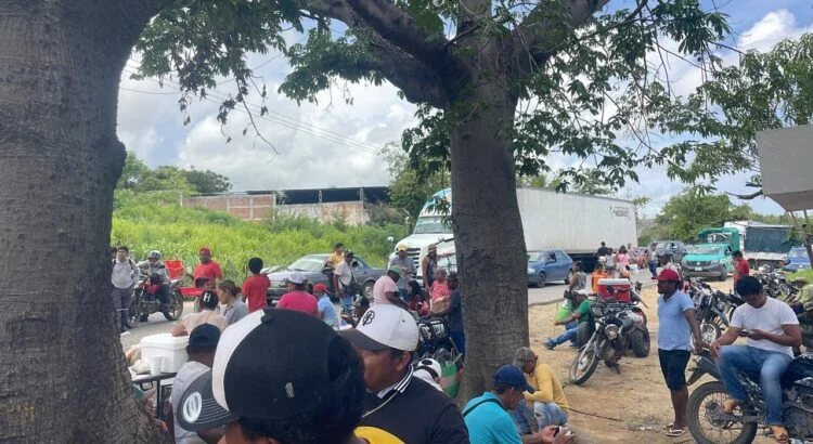 Bloquean productores carretera costera 200 Oaxaca-Guerrero; exigen presencia de Claudia Sheinbaum