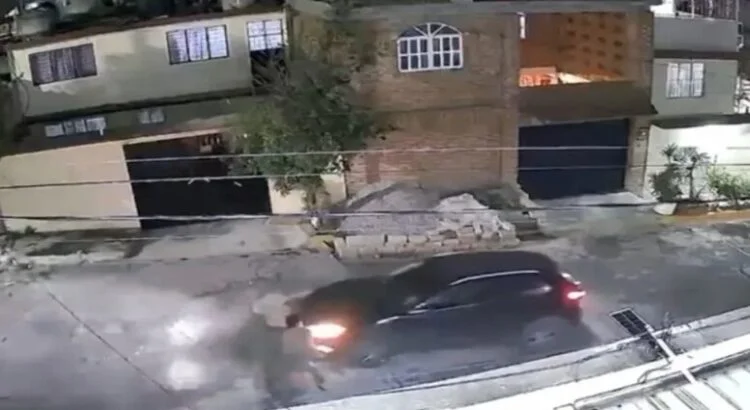 Captan robo a mano armado de camioneta a familia afuera de su casa en Ecatepec
