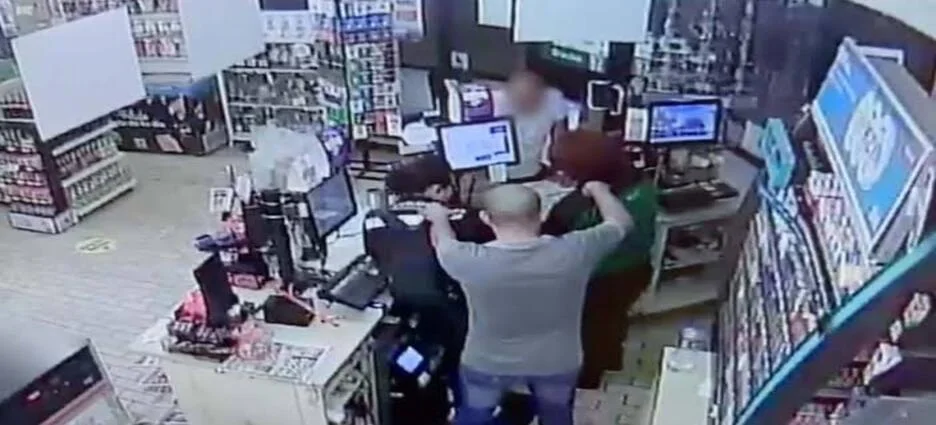 Hombres roban 3 tiendas de conveniencia en menos de 15 minutos en Centro de Monterrey