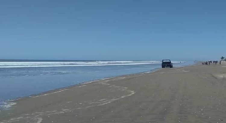 Rescatan a 6 turistas por fuerte oleaje en playas de Mazatlán