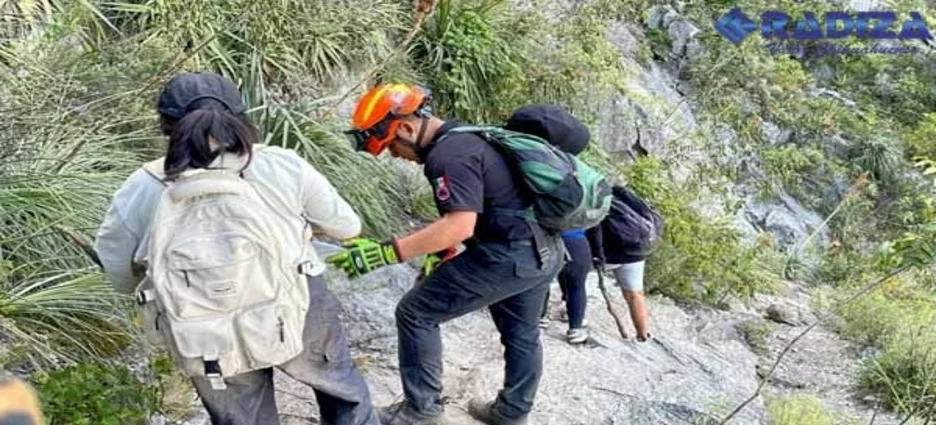 Rescatan a tres senderistas extraviados en cerros de Nuevo León durante el fin de semana