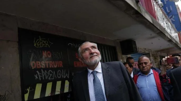 “¡El de la Barredora!”, gritan a Adán Augusto López mientras camina por el Centro Histórico