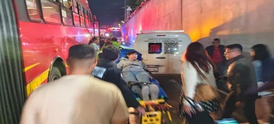 Choque entre dos unidades de Metrobús deja 12 heridos