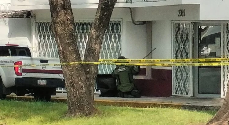 Dejan granada frente a las oficinas del INM en Morelia