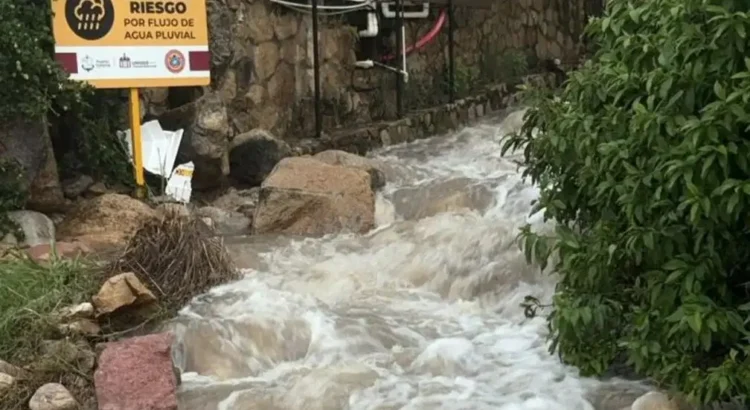 Grupo de 150 turistas queda atrapado por las intensas lluvias en playa de Puerto Vallarta