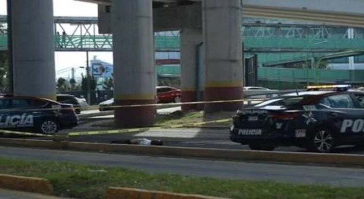 Hombre se arroja al vacío desde un puente en Pachuca