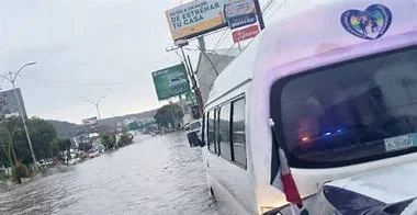 Lluvias en Pachuca provocan inundaciones y rescate de una persona en canal de agua