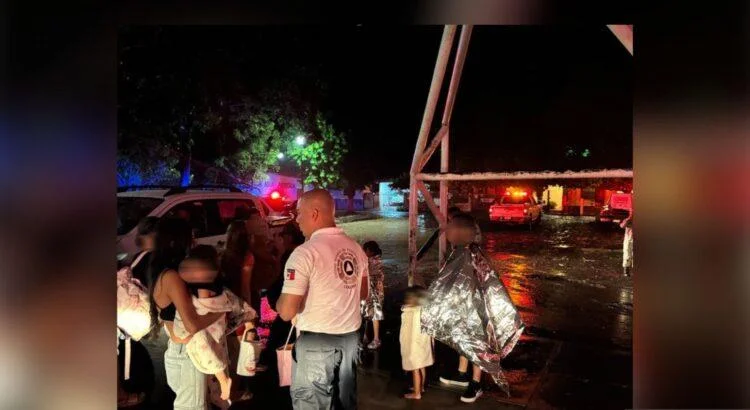 Rescatan a 16 atrapados en Coquimatlán