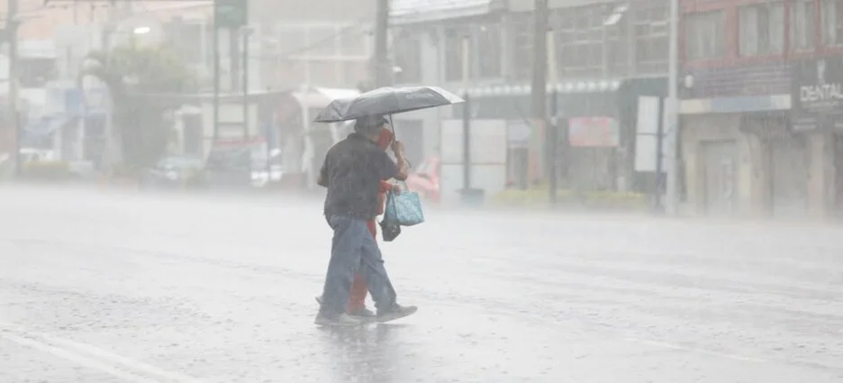 Tormenta Mario seguirá provocando fuertes lluvias en Baja California
