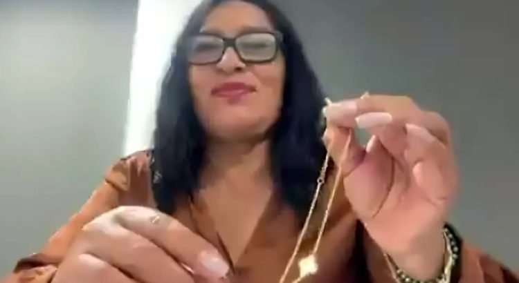 Declara que es un collar “de acero” y no de lujo Alcaldesa de Acapulco