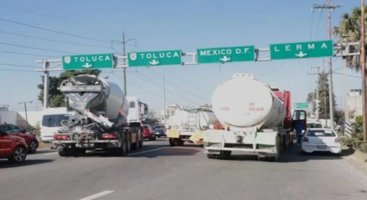 Dueños de purificadoras y piperos realizan bloqueos en Neza