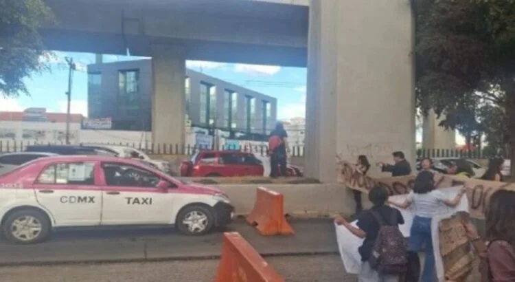 Estudiantes de la FES Acatlán cierran Periférico Norte