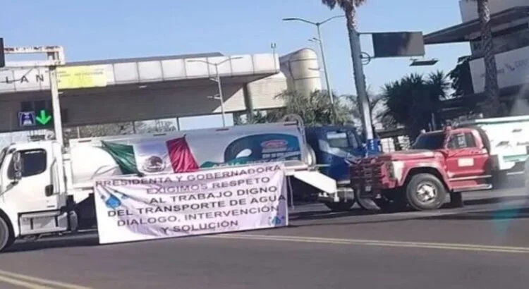 Los transportistas paralizan la México-Querétaro y Naucalpan para exigir “respeto al traslado digno de agua”