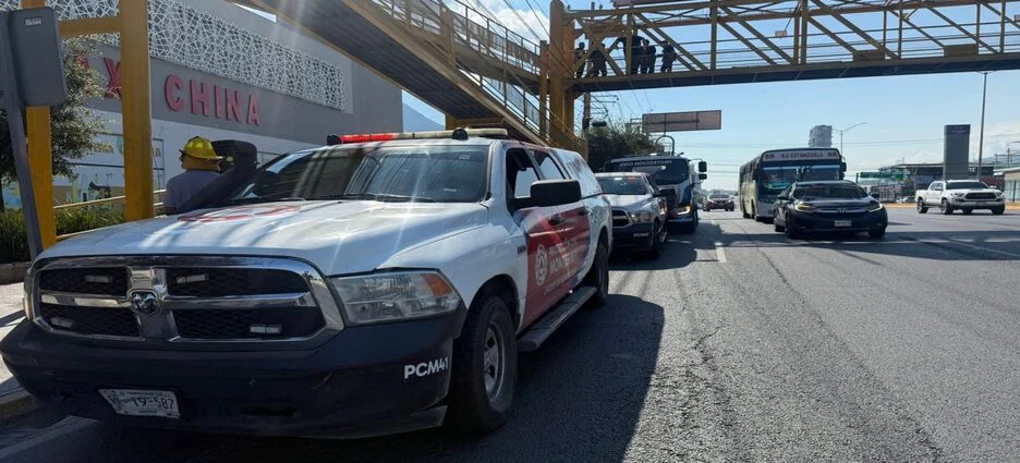 Recibe trabajador descarga eléctrica en puente peatonal de Monterrey