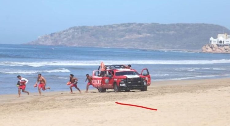 Rescatan a cuatro bañistas de Chihuahua en Mazatlán por fuerte oleaje