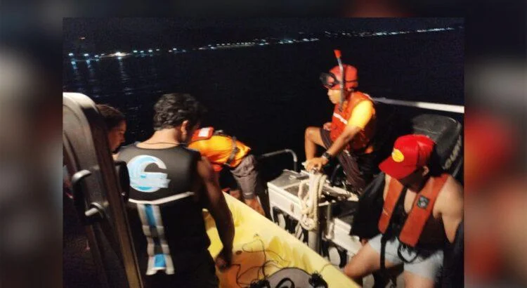 Rescatan a tres personas en riesgo de naufragio en playa de Manzanillo