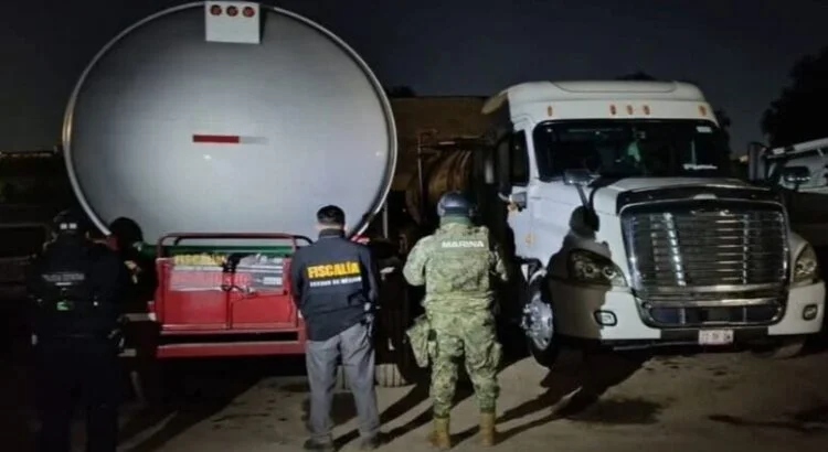 Son descubiertos dos huachicoleros ordeñando ducto de Pemex en Coahuila