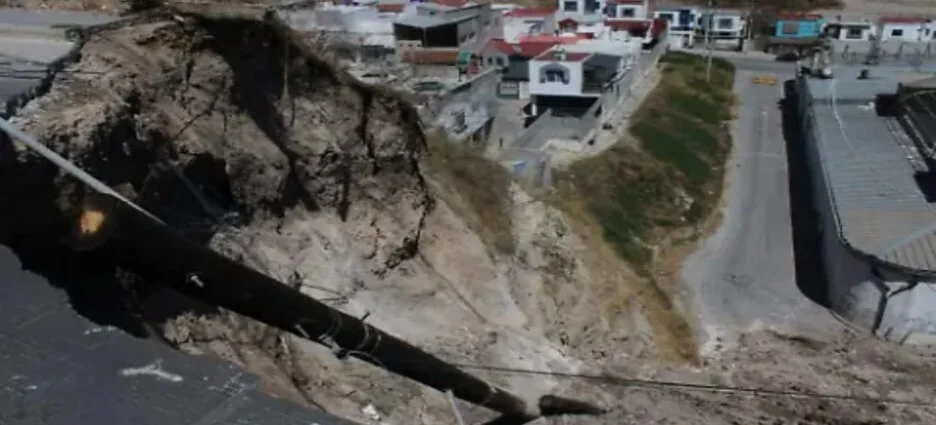 Cierran vialidad en la Sánchez Taboada por deslizamiento de tierra