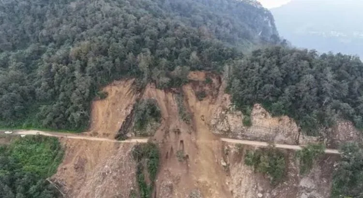 Deslave mantiene incomunicadas a cuatro comunidades en Hidalgo