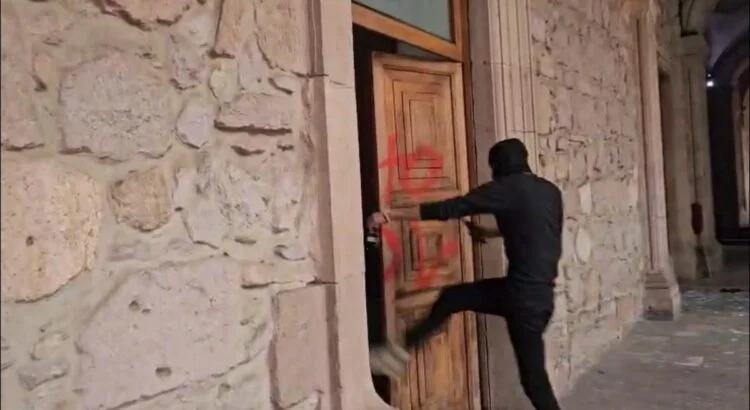 Destrozos en Palacio de Gobierno de Morelia tras marcha por asesinato de Manzo