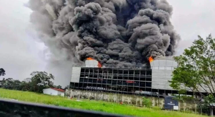 Empresa de gas abandonada en Tabasco termina en llamas