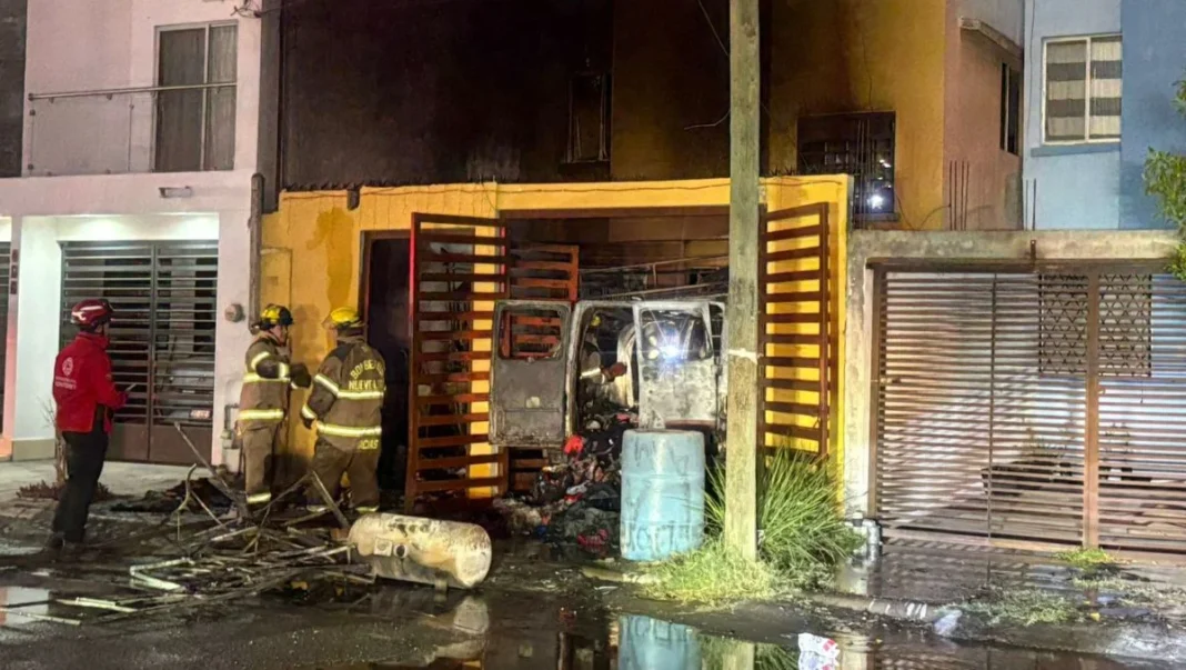 Incendio de camioneta se extiende a vivienda en Monterrey; seis personas desalojadas