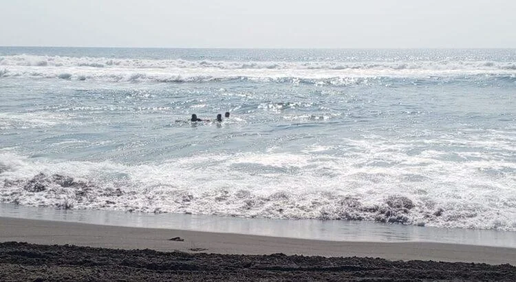 Rescatan a nueve bañistas en Cuyutlán pese a advertencias por alto oleaje