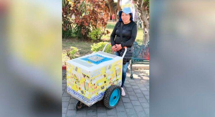 Vendedora de paletas recorre el centro de Tepic