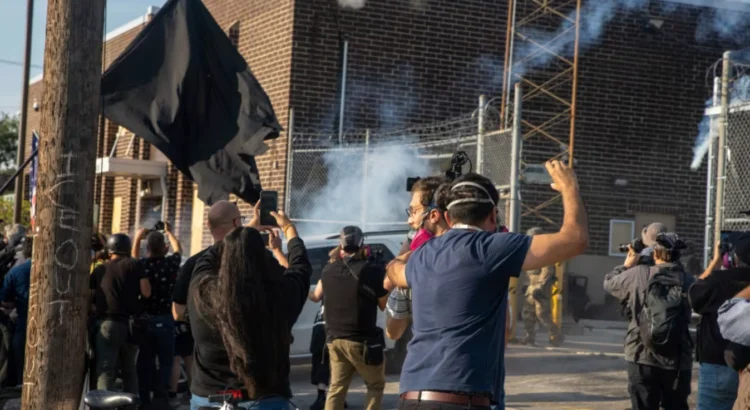 Agentes de ICE lanzan gases lacrimógenos contra manifestantes en Chicago
