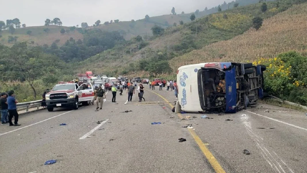 Autobús que transportaba jornaleros se vuelca en Chiapas hay dos personas muertas y 22 heridos