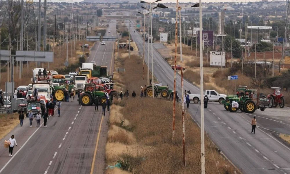 Campesinos bloquean 31 horas la autopista Puebla-Orizaba; polémica por presunta influencia de “El Toñín”