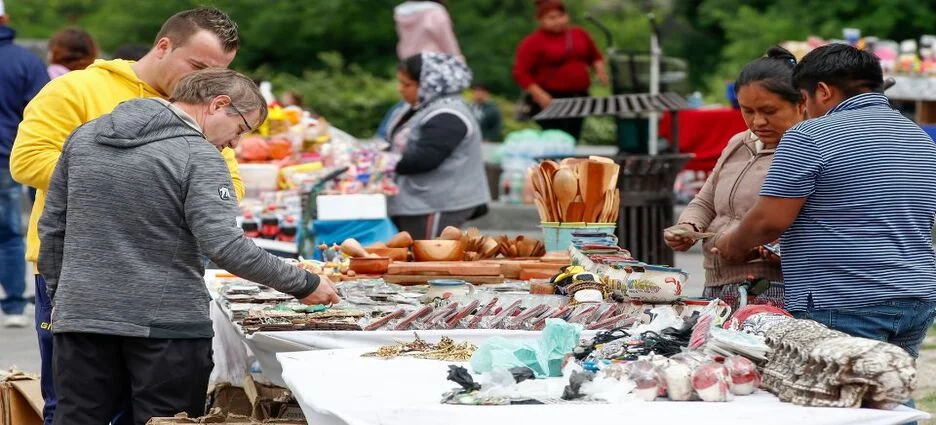 Comerciantes informales son retirados de la Macroplaza de Monterrey