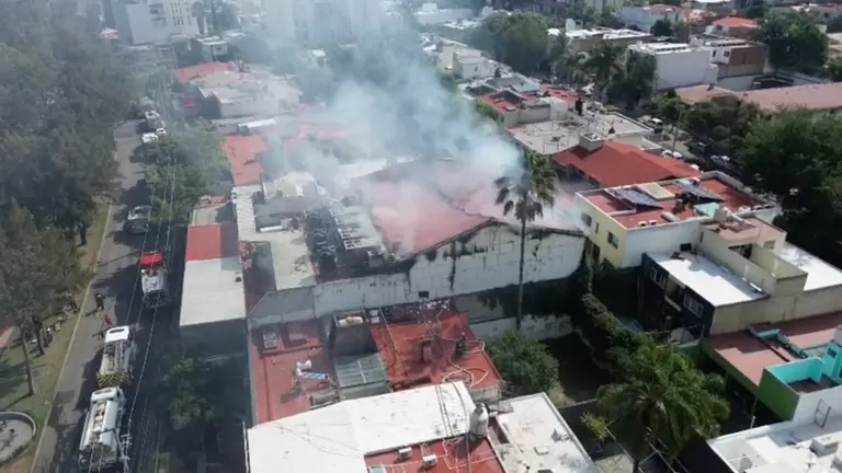 Fuerte incendio consume el bar Strana en Guadalajara