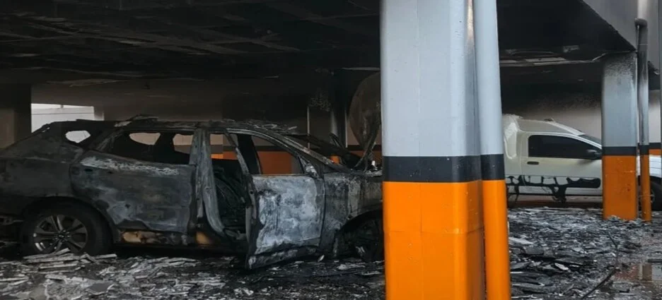 Incendio en estacionamiento de hotel en Tres Ríos provoca evacuación en Culiacán