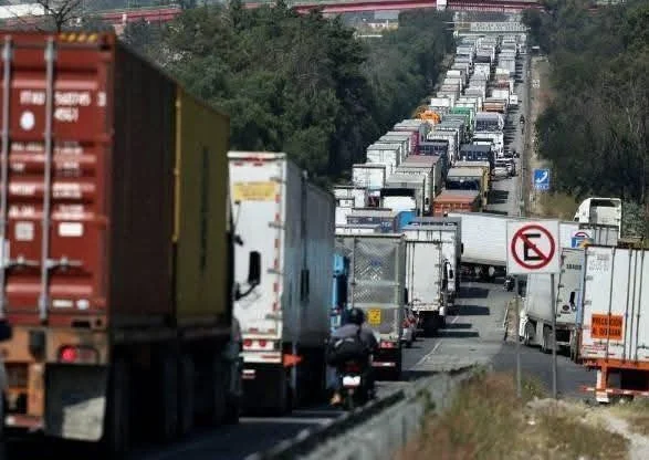 Investigan a funcionarios municipales por presunto vínculo con robo de carga en Puebla