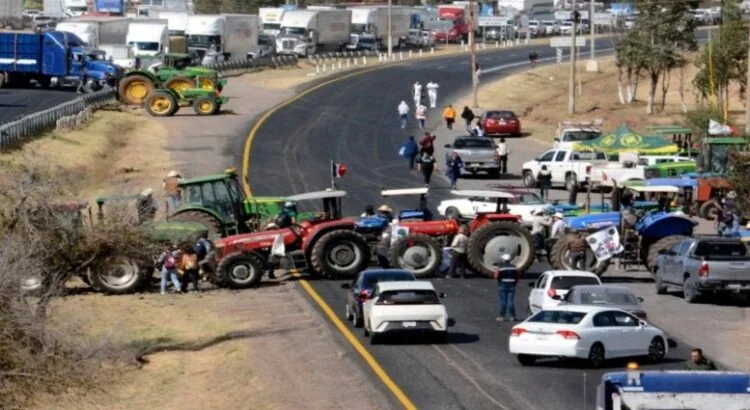 Los agricultores bloquearon la carretera Querétaro-San Luis Potosí durante seis horas
