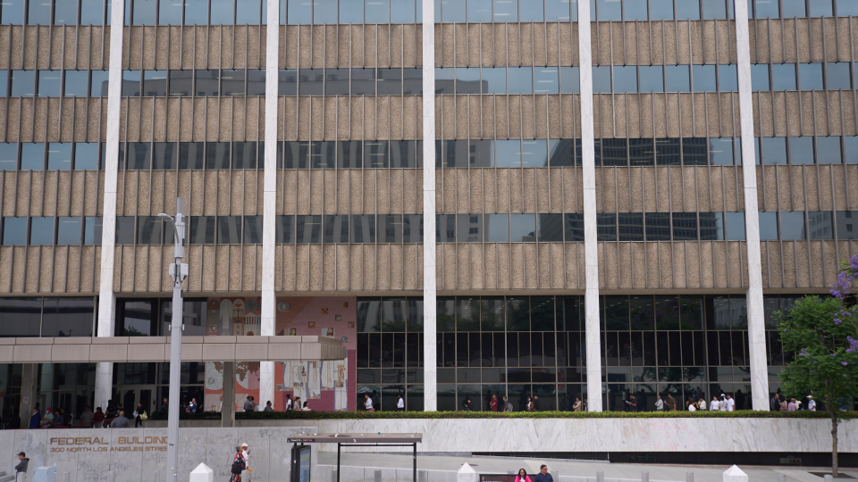 Un hombre lanzó bombas molotov contra el Edificio Federal de Los Ángeles