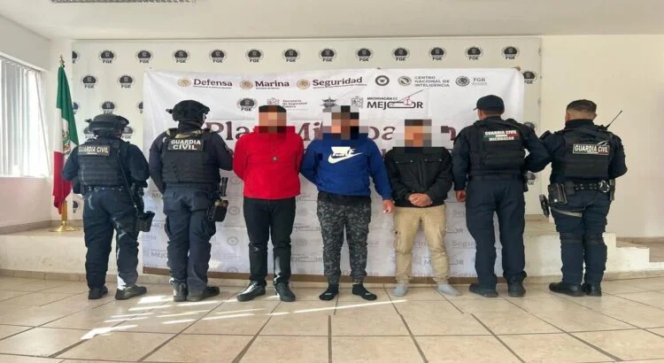 Detienen a tres extranjeros presuntos extorsionadores en Morelia