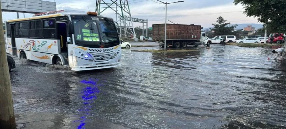 Mega fuga complica circulación en Ecatepec