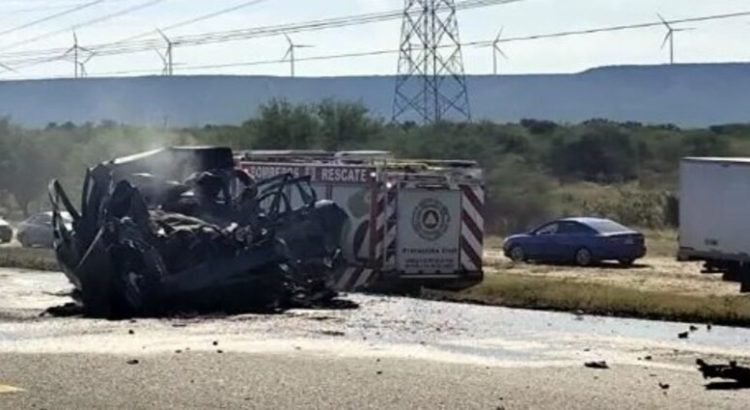 Pierden la vida cuatro personas en Tamaulipas tras impacto contra tráileres