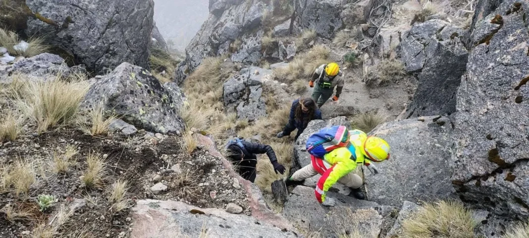 Rescatan a dos personas extraviadas en el Parque Nacional Nevado de Colima