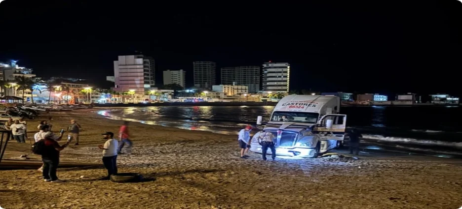 Tráiler queda atorado en Playa Norte de Mazatlán tras entrar para una foto